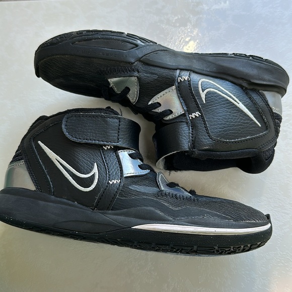 Nike Kyrie Infinity Basketball Shoe (little kids / preschool ) - Picture 8 of 12